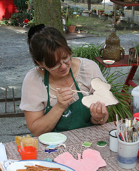 Sie suchen eine lustige Keramikfigur für Ihr Haus oder für Ihren Garten? Oder Sie beabsichtigen sich einmal selbst in einem meiner Keramikkurse in Eichwalde auszuprobieren? Willkommen in der Keramikwerkstatt Rabenmütterchen!